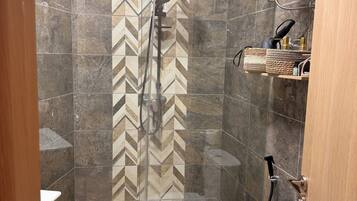 SĂšche-cheveux, serviettes fournies, savon, papier toilette