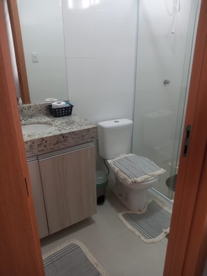 Toallas, jabón, papel de baño