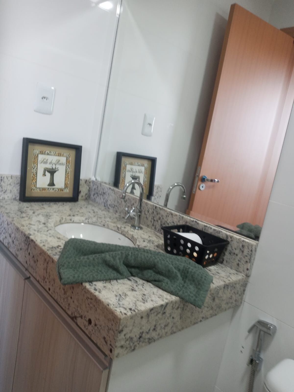 Pyyhkeet, saippua, vessapaperi