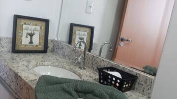 Pyyhkeet, saippua, vessapaperi