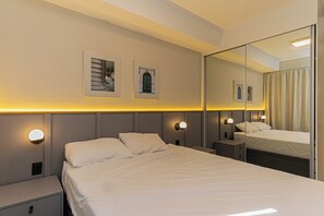 1 dormitori, caixa forta a l'habitació i escriptori 