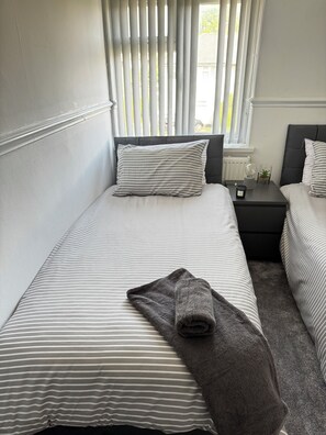 2 chambres, fer et planche à repasser, Wi-Fi, draps fournis