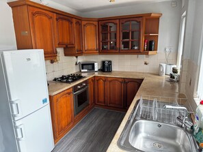 Microondas, horno, placa de cocina