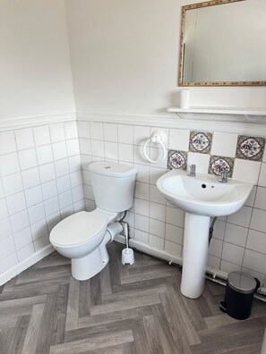 Serviettes fournies, savon, papier toilette