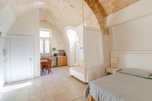 1 bedroom, WiFi, bed sheets - Spacious loft in the city center, with kitchenette and pets allowed (Matera)