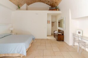 1 bedroom, WiFi, bed sheets - Spacious loft in the city center, with kitchenette and pets allowed (Matera)