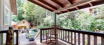 Dog-friendly rustic, cozy chalet close to fishing and hiking