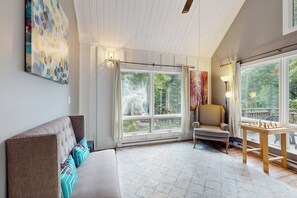 TV, DVD-spiller, bordtennis og bøker