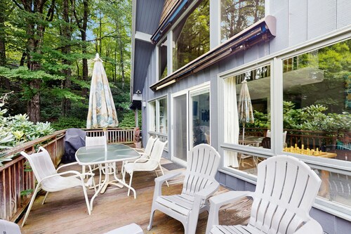 Dog-friendly A-frame chalet close to hiking, skiing and fishing