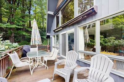 Dog-friendly A-frame chalet close to hiking, skiing and fishing
