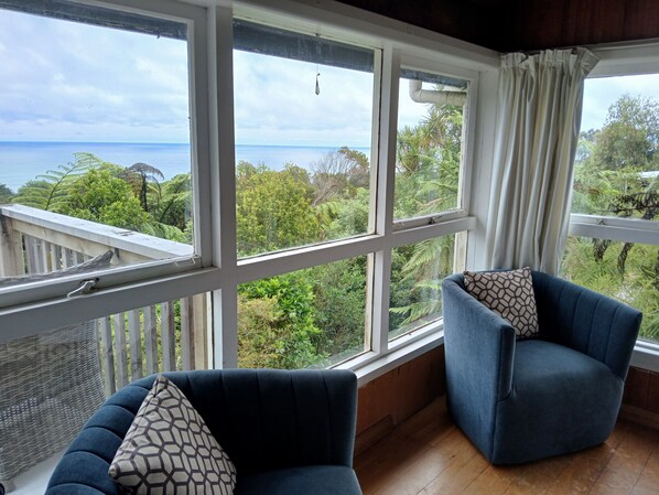 Interior - Tui Hill "Nestled in Nature" (Fox River)