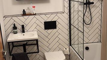 Haartrockner, Handtücher, Seife, Toilettenpapier