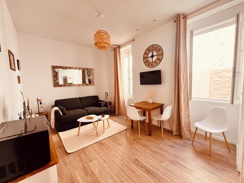 Just 2 minutes from the Arena! Studio with A/C/Wifi