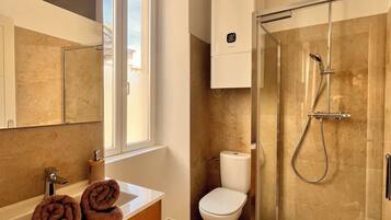 Douche, sèche-cheveux, serviettes fournies, papier toilette