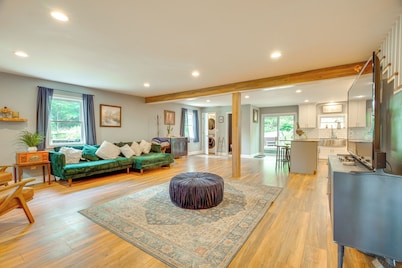 Walk to Putnam Lake: Updated Home w/ Deck
