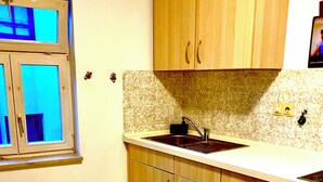 Eine Küche mit Holzausstattung, einem Spülbecken und einem Fenster.