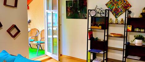 Smart-TV, Bücher, Stereoanlage, Drucker