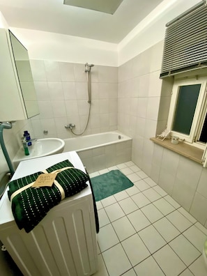 Handtücher, Seife, Toilettenpapier