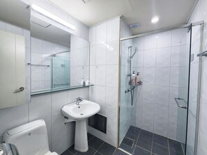 Haartrockner, Handtücher, Seife, Shampoo