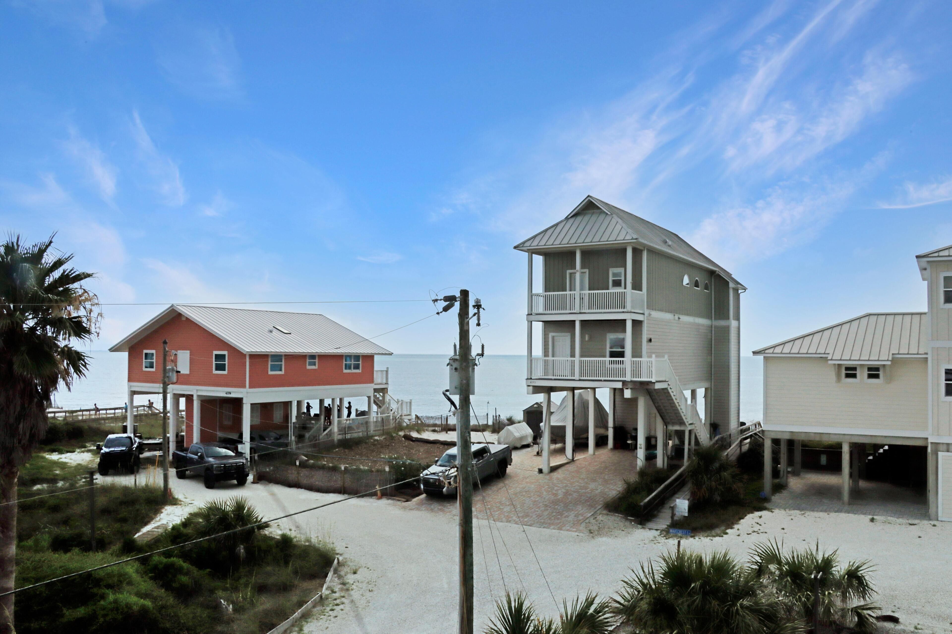 Il s'agit d'une propriété située en bord de mer, comprenant plusieurs bâtiments, notamment une maison à deux étages dotée d'un balcon et une petite dépendance attenante.
