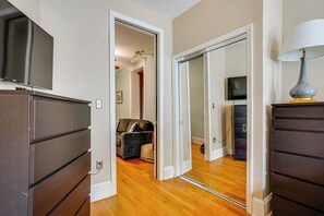 TV - Walk to Washington St: Hoboken Apt w/ Balcony! (Hoboken)