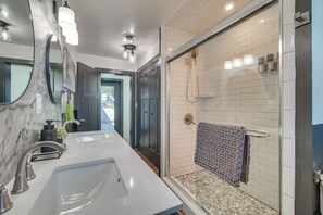 Hair dryer, towels - Waterfront ‘StoneHaven at Reed Point’ w/ Swim Spa! (Grove)
