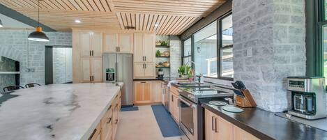 Fridge, microwave, stovetop, dishwasher