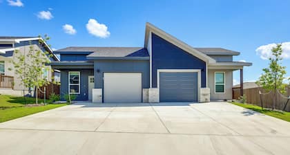 2 Mi to Downtown Temple: Newly Built Townhome!