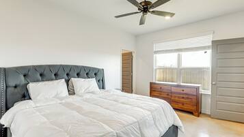 3 bedrooms, desk, internet, bed sheets