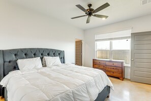 3 bedrooms, desk, Internet, bed sheets