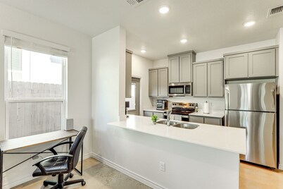 2 Mi to Downtown Temple: Newly Built Townhome!