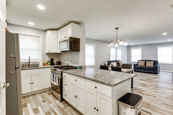 Fridge, microwave, stovetop, dishwasher