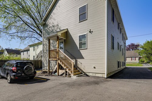 13 Mi to Gillette Stadium: Pet-Friendly Apt!