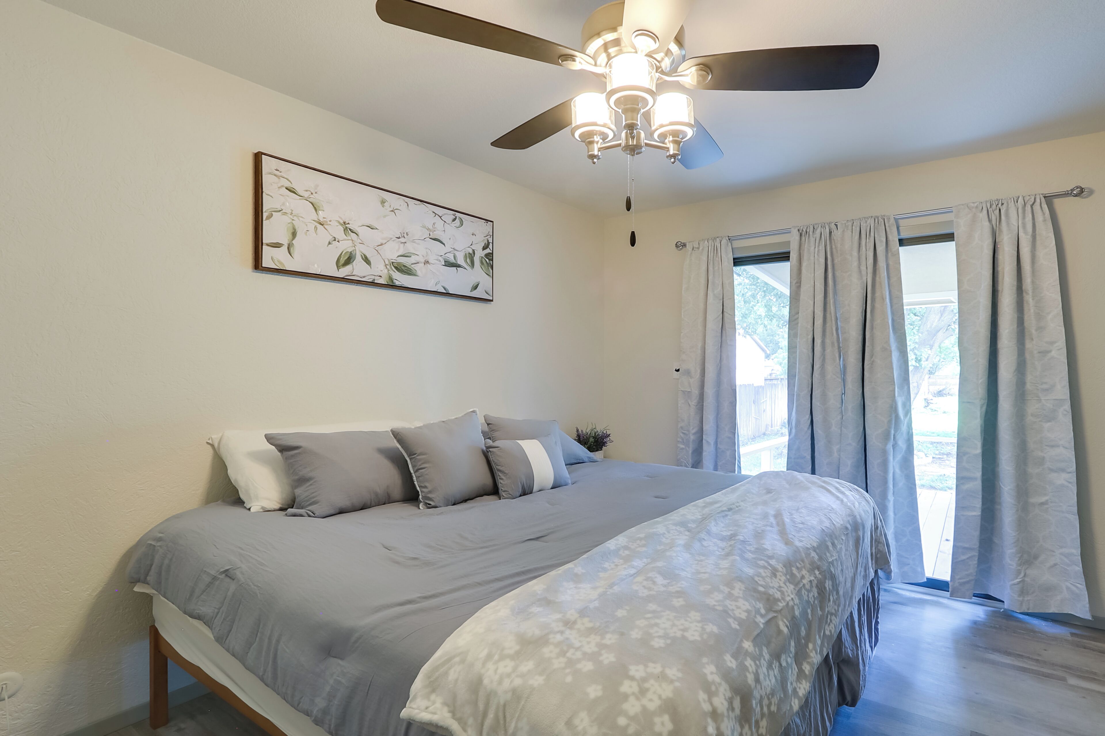 5 bedrooms, desk, iron/ironing board, internet