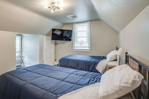 3 habitaciones, tabla de planchar con plancha, internet y ropa de cama