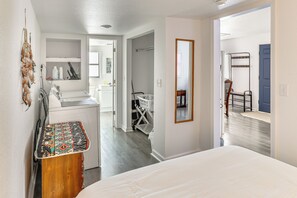 Escritorio, acceso a internet y ropa de cama