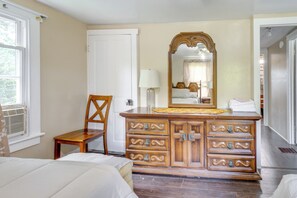 3 bedrooms, desk, Internet, bed sheets