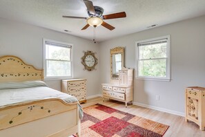 Desk, Internet, bed sheets