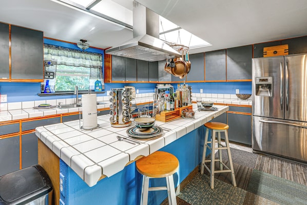 Réfrigérateur, micro-ondes, plaque de cuisson, lave-vaisselle