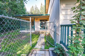 Property grounds - Family Retreat 2 Mi to Santa's House: Pets Welcome (North Pole)