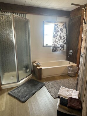 Bathroom - Goat Cottage at Donkeytown (Heltonville)