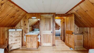 3 habitaciones, tabla de planchar con plancha y ropa de cama