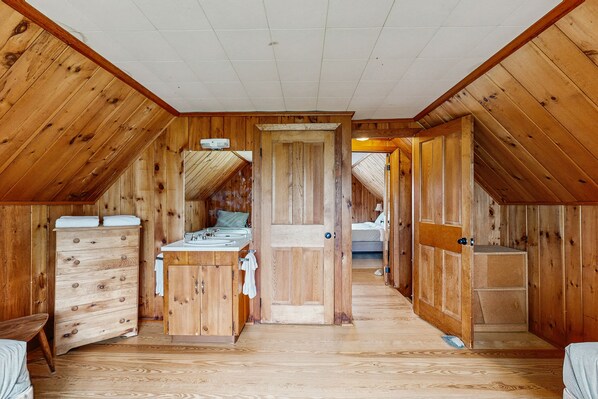 3 bedrooms, iron/ironing board, bed sheets