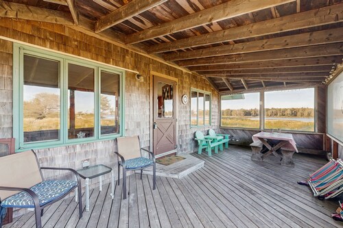 Peaceful coastal cabin with screened porch, water view of the cove, dog-friendly