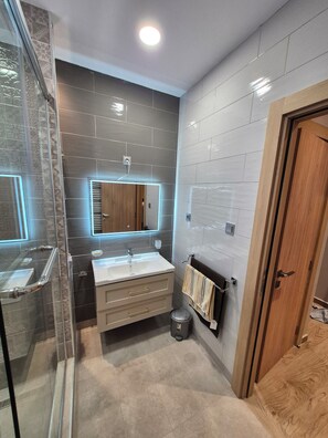 Douche, serviettes fournies, savon, papier toilette