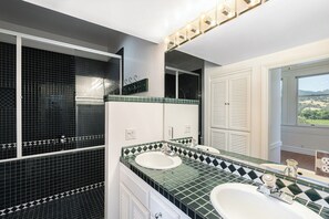 Dusche, Haartrockner, Bidet, Handtücher