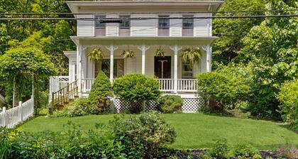 Charming lake view home w/dock, pergola and grill & lake side fire pit