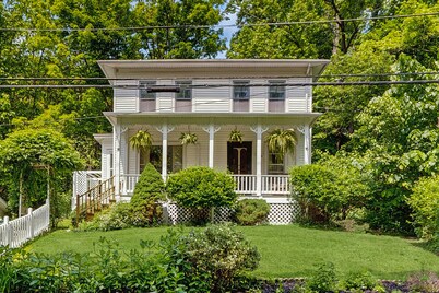 Charming lake view home w/dock, pergola and grill & lake side fire pit