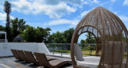 Beach House Wood w/private pool, WiFi, BBQ, kayaks, full A/C.