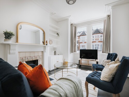 Stylish 3 Bdr London Hideaway in Chiswick w/ Wifi & 2 living rooms.